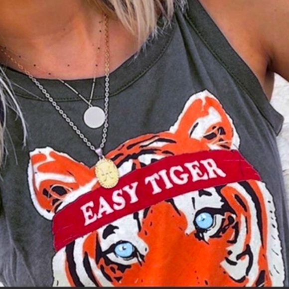 π
EASY TIGER π
Blue π With asymmetrical Curd Bottom of Tank Top - Picture 4 of 4